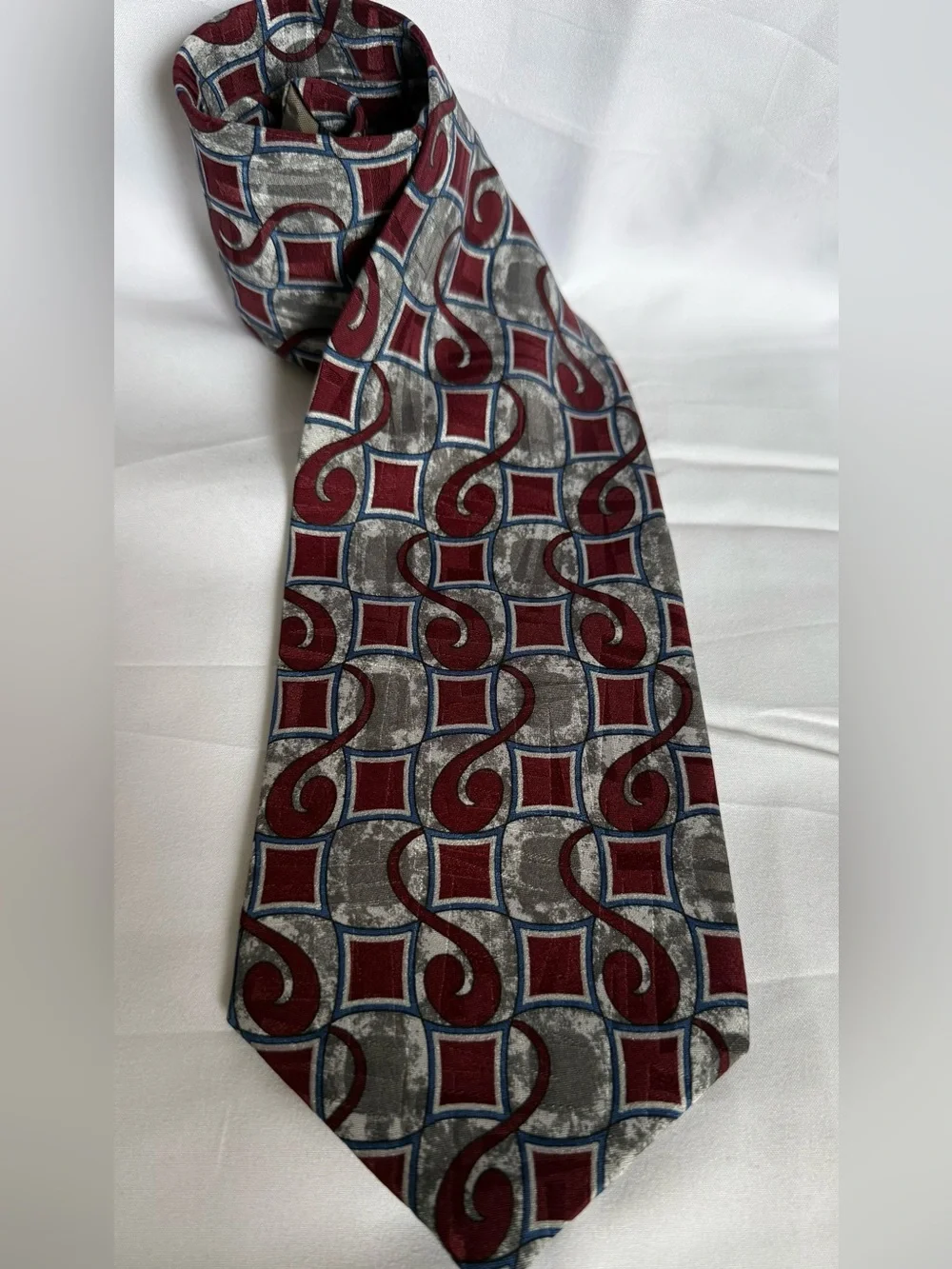 Belinda Men's Burgundy and Gray Geometric Silk Tie 60’ x 4
